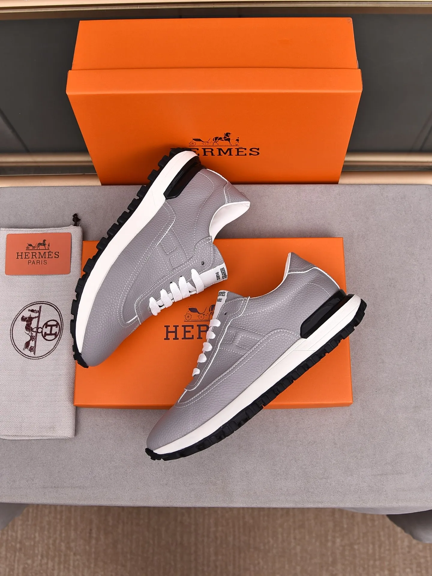 📛📛📛PPP440 (Hermes)🆕Men's color-blocked sneakers with textured calfskin details. Spliced ​​with original cowhide, this shoe draws inspiration from the equestrian world, integrating technical details and practical functions. Breathable sheep lining, original combination outsole, high-end quality, and every detail is perfectly combined! Size: 38-44 (45 can be customized)